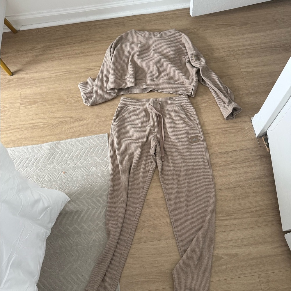 ALO Yoga Beige Ribbed Set